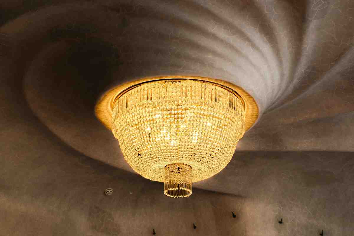 10. Integrarea stilului Art Nouveau in locuinta ta_inspiratie, principii si sfaturi practice_Lustra, corp de iluminat, tavan in stil Art Nouveau